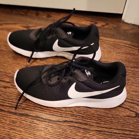 Nike Tanjun Black and White Athletic Shoes - Picture 5 of 9